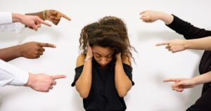 femme pointée du doigt