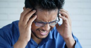 homme souffrant de migraine
